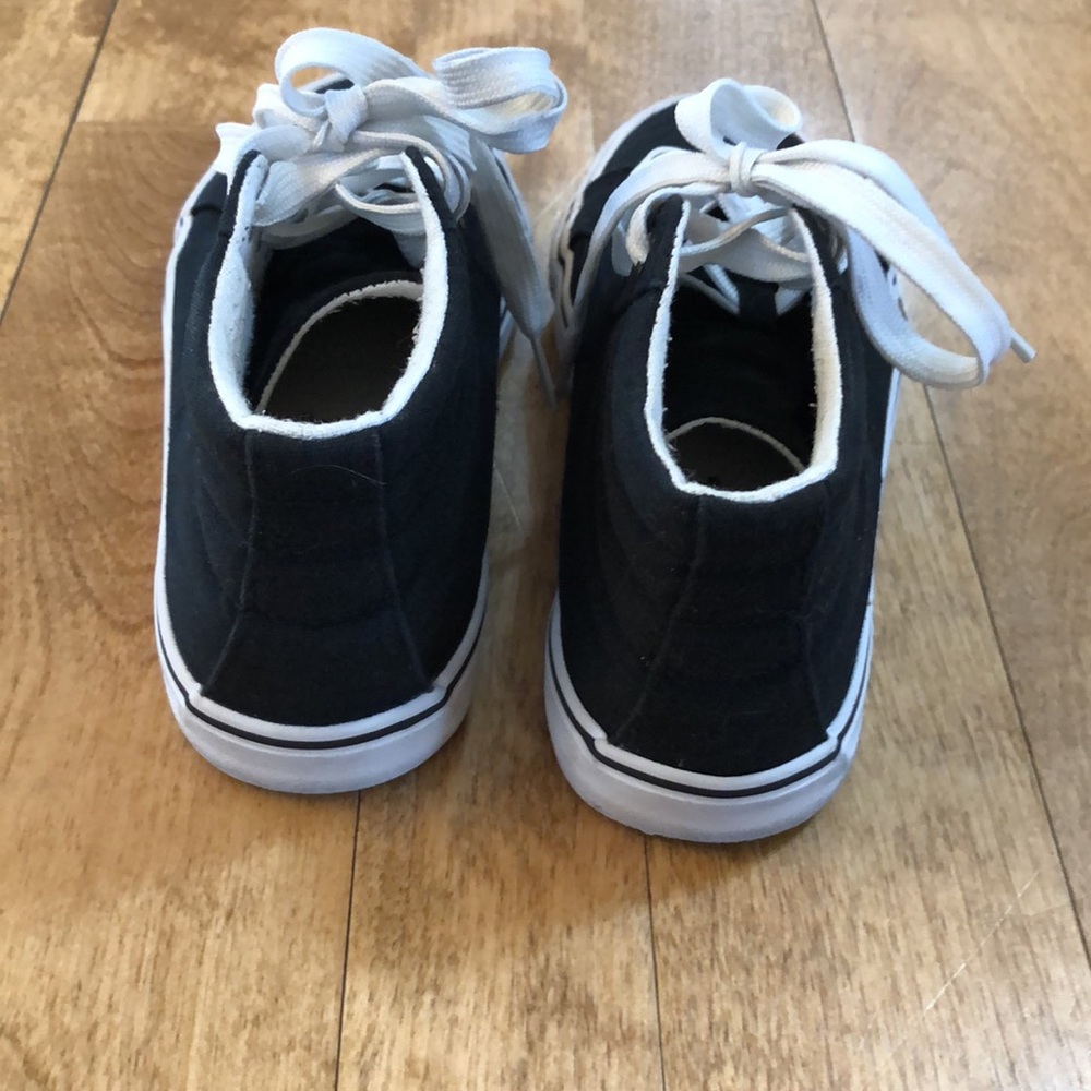 Girls size 3 canvas shoes. Only worn inside a limited number of times for dance. - Picture 3 of 7